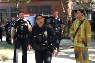 The Rookie – Officer Lucy Chen (Melissa O'Neil, l.) sucht zusammen mit Officer Celina Juarez (Lisseth Chavez, M.) nach Officer John Nolan, der plötzlich verschwunden ist.