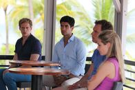 Death in Paradise – Max (Chris Geere, l.), Adam (Raza Jaffrey, 2. v. l.), Paul (Daniel Lapaine, 2. v. r.) und Helen (Sophie Colquhoun, r.).