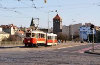 Eisenbahn-Romantik – Vom Nahverkehrsmuseum Střešovice starten regelmäßig am Wochenende in der Sommersaison historische Straßenbahnen. Das nostalgische Fahrzeug-Ambiente und der Blick auf das historische Prag mit seiner wunderschönen Architektur sollte sich niemand entgehen lassen.