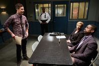 Brooklyn Nine-Nine – (v.l.n.r.) Jake Peralta (Andy Samberg); Captain Ray Holt (André Braugher); Elaine Nixon (Romy Rosemont); Philip Davidson (Sterling K. Brown)