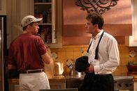 Two and a Half Men – Stehen unter Beobachtung der Fußballmütter: Alan (Jon Cryer, l.) und Charlie (Charlie Sheen, r.) ...
