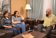 Der Katzenflüsterer – Jackson Galaxy, Angela and Gloria in their home.