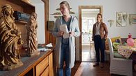 Der Bozen-Krimi – Sonja (Chiara Schoras) befragt die Alleinerziehende Edith (Katja Studt) und Tochter des Ermordeten.