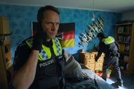 Notruf Hafenkante – Mattes (Matthias Schloo, l.) und Malik (Zejhun Demirov, r.) suchen in der Wohnung eines Verdächtigen nach Beweismitteln.