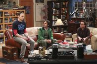 The Big Bang Theory – Sheldon (Jim Parsons, l.) ist mehr als enttäuscht, als seine Mutter ihm klarmacht, dass sie nur zu seiner Hochzeit kommt, wenn er auch seinen großen Bruder einlädt. Können Raj (Kunal Nayyar, M.) und Leonard (Johnny Galecki, r.) ihrem Freund helfen?