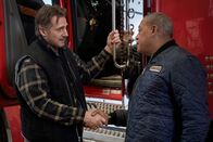 The Ice Road – Der gut vernetzte Spediteur Jim Goldenrod (Laurence Fishburne, r.) wirbt den arbeitslosen Mike McCann (Liam Neeson, l.) als Fahrer für den riskanten Nottransport über die Eisstraßen an.