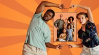 neoriginal: I don't work here – Dawit (Akeem van Flodrop, l.) und Laura (Sina Martens, r.) halten ein Bild in ihrer Mitte. Darauf sind zu sehen: Von links: Walter (Peter Lohmeyer), Heidi (Gabriela Maria Schmeide), Lemlem (Dennenesch Zoudé), Armana (Chioma Chukwuani) und Fiyori (Louisa Heinrich).