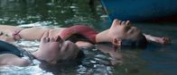 Schwimmen – Elisa (Stephanie Amarell, li.) und Anthea (Lisa Vicari, rechts) haben es ans andere Ufer des Sees geschafft.
