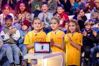 1, 2 oder 3 – Das gelbe Team ist gespannt auf die Sendung.