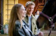 Sturm der Liebe – Ana (Soluna-Delta Kokol, r. hinten mit Teresa Klamert, l. vorne) stellt enttäuscht fest, dass Vincent (Martin Walde, r. vorne) offenbar kein Zurück mehr sieht.