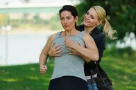 Knallerfrauen – (2. Staffel) - In "Knallerfrauen" tut Martina Hill (r.) wonach ihr der Sinn steht - hemmungslos und unangepasst ...