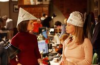 Gilmore Girls – Als Rory (Alexis Bledel, l.) aus den Semesterferien zurückkommt, muss sie entsetzt feststellen, dass Paris (Liza Weil, r.) gar nicht wie gedacht im Skiurlaub war, sondern die ganze Zeit mit ihrer Affäre, dem 60-jährigen Professor, verbracht hat ...