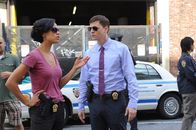 Unforgettable – Gemeinsam mit Al und Carrie ermitteln Roe (Kevin Rankin, r.) und Nina (Daya Vaidya, l.) in einem neuen Mordfall ...