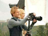 Der Bergdoktor – Der Fotograf Oliver (Christoph von Friedl) ist für das große Fotoshooting in Ellmau verantwortlich.
