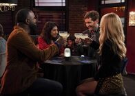 B Positive – (v.l.n.r.) Eli Russell (Terrence Terrell); Adriana (Michelle Ortiz); Drew Dunbar (Thomas Middleditch); Gina Dabrowski (Annaleigh Ashford)