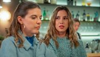 Rote Rosen – Lara (Alexandra Fonsatti, r.) erkennt , wie sehr Valerie (Maike Johanna Reuter, l.) sich selbst isoliert hat und geht einen Schritt auf ihre Freundin zu.
