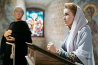 Die Wikinger – Prinzessin Morgana (Janet Leigh) hofft auf göttlichen Beistand, auch durch Vater Godwin (Alexander Knox).