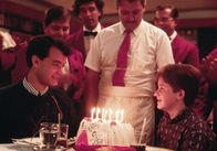 Big – Kindergeburtstag! Joshua (Tom Hanks, l.) feiert zusammen mit seinem Freund Billy (Jared Rushton, r.) ..._Titel: Big