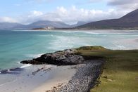 360° Reportage: Harris Tweed - Rückkehr einer Legende – Über die schottischen Hebriden fegt stets ein rauer Wind. So ursprünglich und inspiriert von den Farben der Landschaft ist auch Harris Tweed, der Aristokrat unter den feinen Wollstoffen.