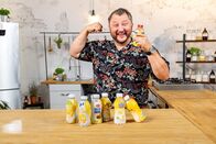 ZDFbesseresser: Sebastian Lege packt aus – Milchdrinks mit Bananengeschmack: Sebastian Lege zeigt, dass die Drinks kaum echte Frucht enthalten.