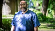 Reisen mit Muddi – Hospizleiter Rolf (Kailas Mahadevan) ist positiv überrascht von Agnethas Zwischenstopp.