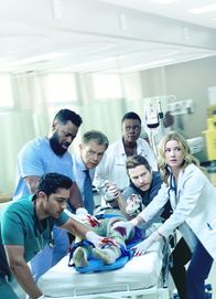 Atlanta Medical – (3. Staffel) - Atlanta Medical - Artwork - (v.l.n.r.) Dr. Devon Pravesh (Manish Dayal); AJ Austin (Malcolm-Jamal Warner); Dr. Randolph Bell (Bruce Greenwood); Dr. Mina Okafor (Shaunette Renée Wilson); Conrad Hawkins (Matt Czuchry); Nicolette Nevin (Emily VanCamp)