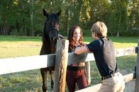 Flicka 3 - Beste Freunde – Die gemeinsame Pferdeleidenschaft bringt die Teenager Kelly (Kacey Rohl, l.) und Briggs (Max Lloyd-Jones, r.) näher. Er glaubt fest daran, dass Kelly das bevorstehende Reitturnier gewinnen und somit die Existenz des Hofes retten kann ...