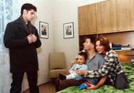 In aller Freundschaft – Roland und Pia bieten Vladi an, wieder zu ihnen zu ziehen, da der alleinerziehende Vater nicht weiß, wie er den Dienst in der Sachsenklinik, Studium und Jonas unter einen Hut bringen soll!