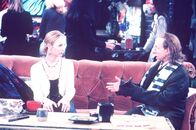 Friends – Phoebe (Lisa Kudrow, l.) lernt endlich ihren Vater (Bob Balaban, r.) kennen ...