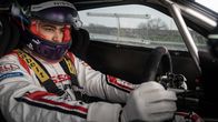 Gran Turismo – Jann (Archie Madekwe) gelingt der Sprung ins Profirenngeschäft, das ihn jedoch an seine körperlichen und mentalen Grenzen bringt und bald mit einem Schicksalsschlag konfrontiert.