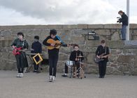 Sing Street – (v.l.n.r.) Eamon (Mark McKenna); Ngig (Percy Chamburuka); Eamon (Mark McKenna); Larry (Conor Hamilton); Garry (Karl Rice); Darren (Ben Carolan);