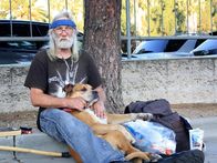 Drogen im Visier – Homeless Vietnam Vet John panhandles for drug money outside the Hollywood Bowl with his dog.