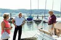 WaPo Bodensee – Paul Schott (Tim Wilde, mi.) sucht nach dem Mordmotiv. Dazu befragt er die Bootsbesitzer Anna Junker (Olivia Silhavy, l.) und Urs Egli (Pierre Siegenthaler, r.).