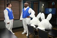 Brooklyn Nine-Nine – Jake Peralta (Andy Samberg, l.); Ray Holt (André Braugher, r.)