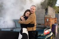 Detective Grace – DS Roy Grace (John Simm) ist der Rechtsmedizinerin Cleo Morey (Zoë Tapper) nicht abgeneigt. Zufällig ist er zur Stelle, als sie nur knapp einem Anschlag mit einer Autobombe entgeht.