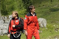 Die Bergretter – Die Bergretter Toni (Martin Klempnow, l.) und Michi (Robert Lohr, r.) sind auf der Suche nach einem weiteren Passagier des abgestürzten Kleinflugzeugs.