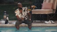 Hacks – Marcus (Carl Clemons-Hopkins) nutzt Deborahs Abwesenheit in vollen Zügen und genießt sein freies Wochenende am Pool. Doch die entspannte Stimmung kippt schlagartig, als "Wassercop" Wilson plötzlich vor seiner Tür steht.