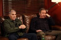 Last Man Standing – Entgegen seiner Erwartung fällt Mike (Tim Allen, r.) seinem Vater Bud (Robert Forster, l.) in Sachen Erziehungsmethoden in den Rücken ...