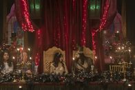 What We Do in the Shadows – Marwa (Parisa Fakhri, Mitte l.); Nandor (Kayvan Novak, Mitte r.)