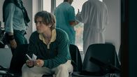 neoriginal: Crystal Wall – Nicolas Dardenne (Gustav Schmidt) wartet auf Louna und ist besorgt.