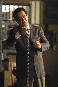 Monk – Bei einer Schießerei kommen fünf Mafia-Gangster ums Leben und der berüchtigte Pate Salvatore Lucarelli will, dass Adrian Monk (Tony Shalhoub) den Fall übernimmt ...