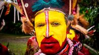 Verrückt nach Meer – Bei einer Hochland-Tour auf Papua-Neuguinea bekommen die Passagiere Marion und Uwe Fischer einen Einblick in traditionelle Riten der Ureinwohner.
