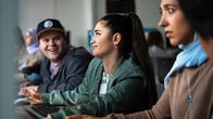 Almania – Das Berufsberatungsprogramm ist nicht mehr das aktuellste, die Berufsvorschläge für Trip (Vincent Hahnen), Kira (Derya Dilber) und Dilara (Jansel Dogan) sind voller Vorurteile und noch dazu rassistisch – das kann man keinesfalls akzeptieren!