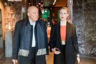 Die Chefin – Wolf Marquardt (Hanns Zischler, l.) fürchtet um sein Ansehen. Hanna Scherer (Christine Eixenberger, r.) hilft ihm, die Frauen zum Schweigen zu bringen.