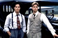 Aus der Mitte entspringt ein Fluss – Zwei Brüder, wie sie unterschiedlicher nicht sein könnten: der Intellektuelle Norman (Craig Sheffer, li.) und der Naturbursche Paul (Brad Pitt, re.).