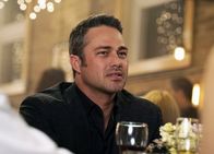 Chicago Fire – Chicago Fire Auf dem Kriegspfad - On the Warpath Staffel 4, Episode 18 Im Gespräch beim Hochzeitsdinner: Taylor Kinney als Kelly Severide