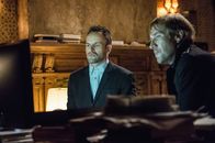 Elementary – Nachdem sich der größte Schock gelegt hat, überlegen Sherlock (Jonny Lee Miller, l.) und sein Bruder Mycroft (Rhys Ifans, r.), was sie tun können, um Watson aus den Händen der Entführer zu befreien ...