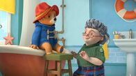 Paddingtons Abenteuer – L-R: Paddington, Mrs. Bird