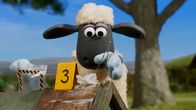 Shaun das Schaf – Wer ist der Trillerpfeifendieb? Shaun sichert die Spuren.