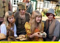 Frau Holle – v.l.n.r. Louise Weber (Camille Dombrowsky), Sebastian (Yoshij Grimm), Marie Weber (Lea Eisleb) und Frieder (Valentin Kranz)